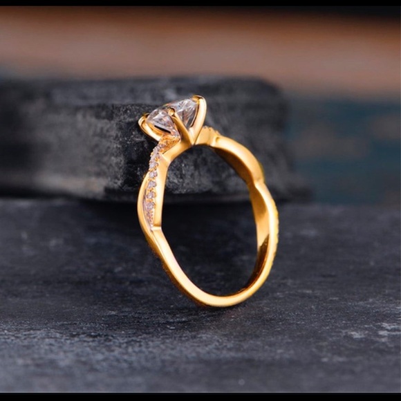 ❤️SOLD❤️ Gold Twisted Delicate White Sapphire Ring - Picture 8 of 10